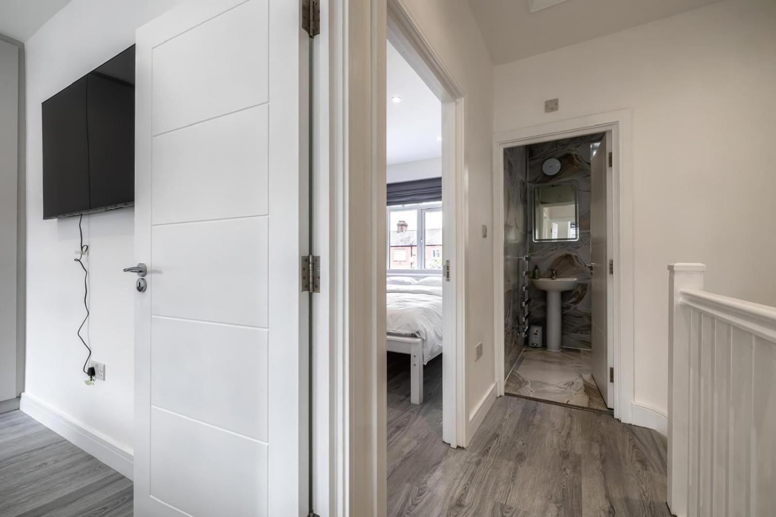 Modern Home With Driveway Parking For 2 Vehicles, Near Tottenham Hotspur Stadium, White Hart Lane Train Station London Exterior photo